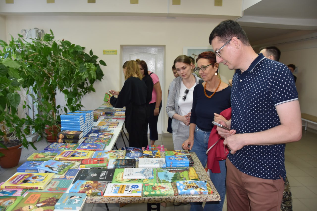 Під час передачі книжок до Черніовської ОКДЛ. Фото надане автором